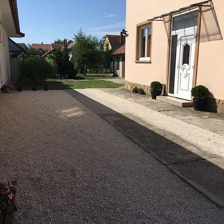 Adel Apartman Шарвар Экстерьер фото