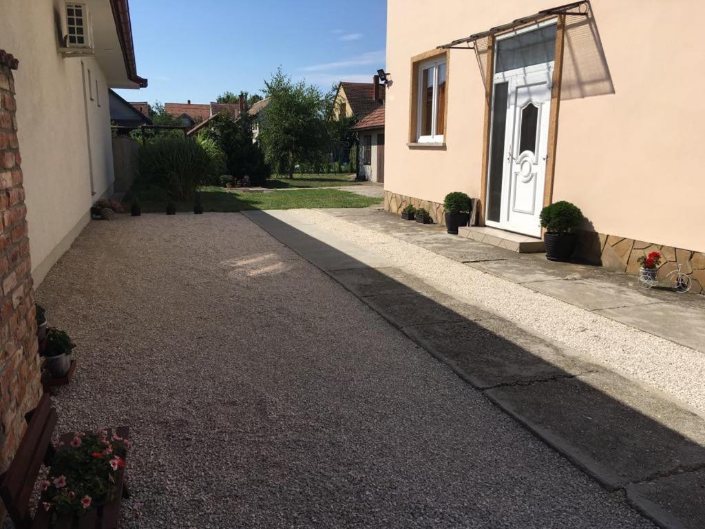 Adel Apartman Шарвар Экстерьер фото