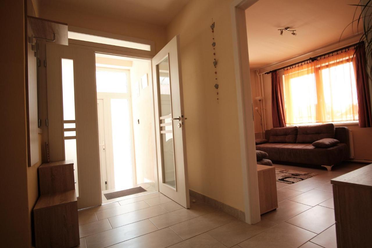 Adel Apartman Шарвар Экстерьер фото